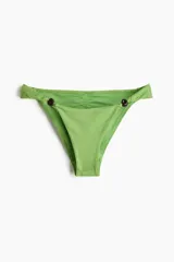Vedetina de tiro bajo color verde, con detalle de cuentas oscuras en los laterales delanteros y costura fruncida en la parte trasera.