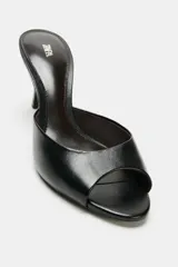 Sandalia tipo mule de piel con tacón fino alto y diseño de punta abierta.