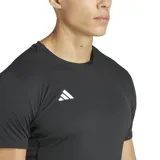 Remera de running Adidas Adizero Essentials, color negro, de manga corta y cuello redondo. Presenta el logo de Adidas en blanco en el pecho izquierdo y la inscripción 'ADIZERO' en la parte superior de la espalda.