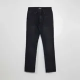 Pantalón de jean negro de corte recto, con bolsillos delanteros y traseros.