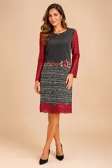 Vestido midi combinado con cuerpo negro liso, mangas largas de encaje bordó y falda de paño con estampa de cuadros. Cuenta con detalles florales bordados en la cintura y aplicación de encaje bordó en el ruedo.