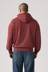 Hoodie Levi's color bordó con capucha ajustable mediante cordones, bolsillo tipo canguro y estampado gráfico delantero en color blanco con tipografía gótica y la inscripción "Levi Strauss & Co. 1873".