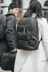 Mochila Thule Accent de 26 litros en color negro, fabricada en poliéster reciclado. Cuenta con compartimentos acolchados para laptop de hasta 15.6 pulgadas y tablet, compartimento superior rígido SafeZone, bolsillo oculto en el panel trasero y correa pasante para equipaje.