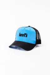 Gorra de visera curva Levi's, con frente celeste, logo bordado en negro, visera negra y paneles traseros de rejilla negra.