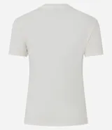 Remera blanca con cuello redondo y mangas cortas, confeccionada en algodón con elastano. Presenta una estampa frontal de un oso sosteniendo un vaso de boba con la frase "Always a good time for boba".