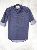 Camisa de hombre azul marino con rayas verticales finas blancas, cuello mao, cierre con botones marrones y logo bordado en el pecho.