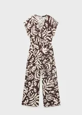 Mono largo de lino y viscosa con estampado de hojas en tonos marrón y beige. Tiene cuello de pico, manga corta, trabillas y cinturón con hebilla.
