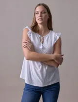 Blusa calada color celeste, marca Madden Girl. Cuello a la base, escote en V y lazo de ajuste. Sisa con volado.