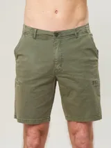 Bermuda color verde militar con bolsillos laterales y traseros.