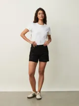 Short de jean celeste claro con roturas y terminación desflecada.