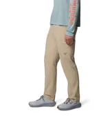 Pantalon de hombre color beige, disenado para actividades al aire libre y pesca. Cuenta con multiples bolsillos funcionales, incluyendo un bolsillo reforzado para herramientas y trabillas multiusos. Presenta tecnologia de repelencia a manchas y proteccion solar.