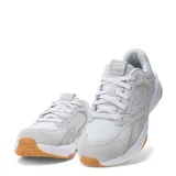 Championes Under Armour modelo Edge Suede, color gris claro con detalles en blanco y suela de goma color caramelo. Presentan una combinación de malla y gamuza en el exterior, con el logo de la marca en el lateral.