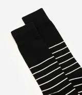 Par de medias de caña larga color verde oscuro con diseño de rayas horizontales finas en color negro. Presentan puño canelado para un ajuste cómodo.