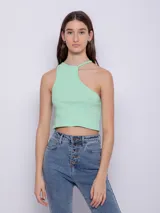 Top corto color verde agua, de tela texturada, con bretel asimétrico y un solo hombro.