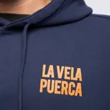Canguro azul marino con capucha y bolsillo delantero. Estampado en el pecho con el logo de la banda La Vela Puerca en color naranja.