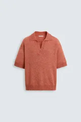 Polo de punto de manga corta con cuello solapa y abertura frontal, confeccionado en mezcla de algodón con acabado en rib.