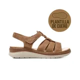 Sandalia casual de cuero color marrón, con plataforma baja, tiras cruzadas y ajuste de velcro en el talón.