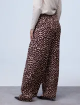Pantalón palazzo de crepe estampado, marca Cupio, con pretina trasera elastizada, plisado delantero y bolsillos laterales.