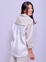 Camisa de lino combinada en dos tonos de beige, de corte suelto y manga larga.