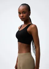 Top deportivo de diseño sin costuras, con escote redondo y espalda estilo nadador. Confeccionado en tejido acanalado elástico que proporciona soporte y comodidad.