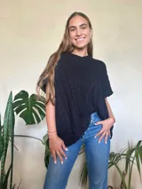 Chaleco tejido color verde oliva, con cuello en v y diseño de trenzas y ochos. Silueta oversize.