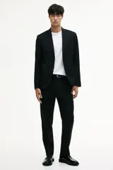 Pantalón de traje de corte ajustado, con cierre y corchete oculto, bolsillos laterales y bolsillos traseros ribeteados. Presenta raya marcada en las piernas y diseño con margen de costura en la pretina.