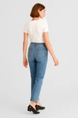 Pantalon jean de corte recto y tiro alto, en color gris oscuro con efecto lavado.