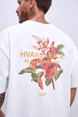Remera blanca de corte holgado con estampado pequeño en el pecho.
