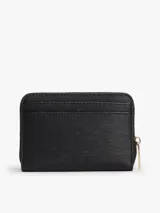 Billetera compacta Tommy Hilfiger de color negro, con acabado texturizado de líneas horizontales y cierre de cremallera metálica dorada. Cuenta con el logo de la marca en letras metálicas doradas en la parte frontal.