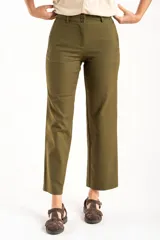 Pantalon de corte recto y tiro medio, color verde militar, con cierre frontal de botones y bolsillos laterales.
