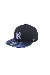 Gorra tipo snapback con corona estructurada negra y visera plana con estampado abstracto en tonos violeta. Presenta el logo de los New York Yankees bordado en relieve en el frente y el logo de la marca 47 en el lateral.