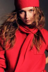 Jersey polo de punto liso color rojo, con cuello solapa, manga larga y bolsillo de plastrón en el delantero. Cierre frontal con botones.