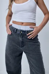 Pantalón de jean gris oscuro, corte ancho y tiro alto.