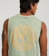 Musculosa masculina color verde menta, con efecto desteñido (stone wash) y estampado circular en la espalda con el texto "Soul Body Mind" y un mapa del mundo en el centro.
