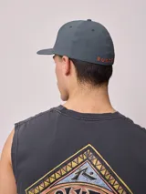 Gorra tipo visera Rusty de ripstop color negro, con logo bordado en el frente.