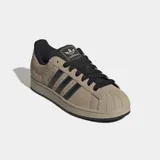 Championes Adidas Superstar II de gamuza en color beige, con las icónicas tres tiras y detalles en negro, puntera de caucho y suela a tono.