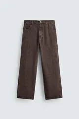 Pantalón de corte baggy fit confeccionado en tejido de algodón con textura y efecto lavado. Presenta diseño de cinco bolsillos, cierre frontal con cremallera y botón.
