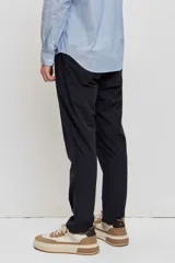 Pantalon de corte recto y ajuste cómodo, color azul marino, con cintura elastizada y bolsillos laterales.