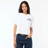 Camiseta blanca de manga corta con cuello redondo y corte estándar. Presenta un estampado pequeño en el pecho con el texto 'Cute Trouble Stitch 626' y una ilustración del personaje Stitch.