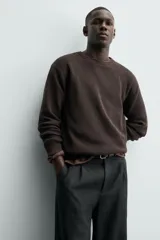 Sweater de punto perlado en color gris, con diseño relaxed fit, cuello redondo y manga larga. Cuenta con acabados en rib en cuello, puños y dobladillo.