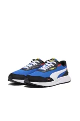 Championes Puma Runtamed de color azul, con detalles en negro, blanco y rojo, cordones blancos y suela de goma.