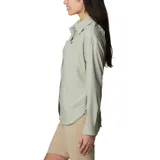Camisa de manga larga Columbia, color verde claro, con cuello clásico, cierre frontal de botones y dos bolsillos en el pecho. Presenta un diseño técnico con ventilación, ideal para actividades al aire libre.