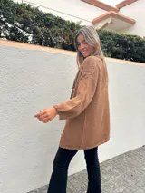 Saco abierto de tejido de punto color camel, con mangas largas abullonadas y diseño holgado sin botones.