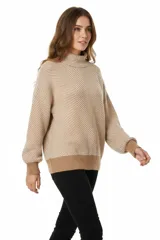 Sweater de punto con cuello polera, diseño de patrón en zigzag y mangas largas con puños ajustados.