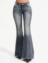 Jeans de denim de corte flare y tiro medio, con efecto deslavado y botamanga ancha acampanada.