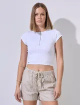 Short blanco de tencel marca Workshop, con pretina elastizada, fruncida y con lazo de ajuste. Delantera y trasera con bolsillos aplicados.