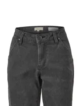 Jeans de denim negro con efecto deslavado, tiro medio y corte de pierna recta. Presenta un detalle de bordado decorativo en los laterales.