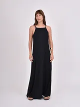 Vestido largo negro de corte recto con escote cuadrado y breteles finos. Diseño minimalista de silueta holgada.