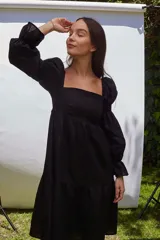 Vestido corto blanco de lino, con escote recto, mangas abullonadas 3/4 con elástico y falda con volado.