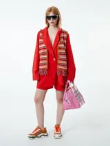 Blazer color rojo de lino y viscosa, con solapa, botón en la parte delantera y bolsillos delanteros.